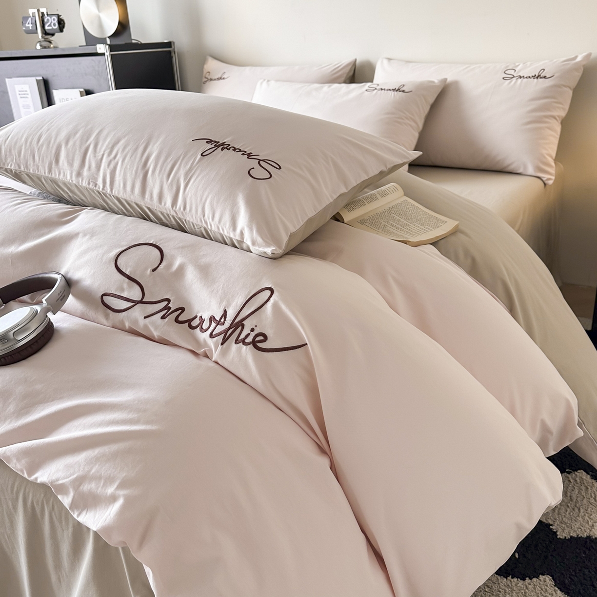 91家纺网 家纺一手货源 找家纺 ab家纺 2026新款刺绣双拼40支全棉水洗四件套 微粉卡其