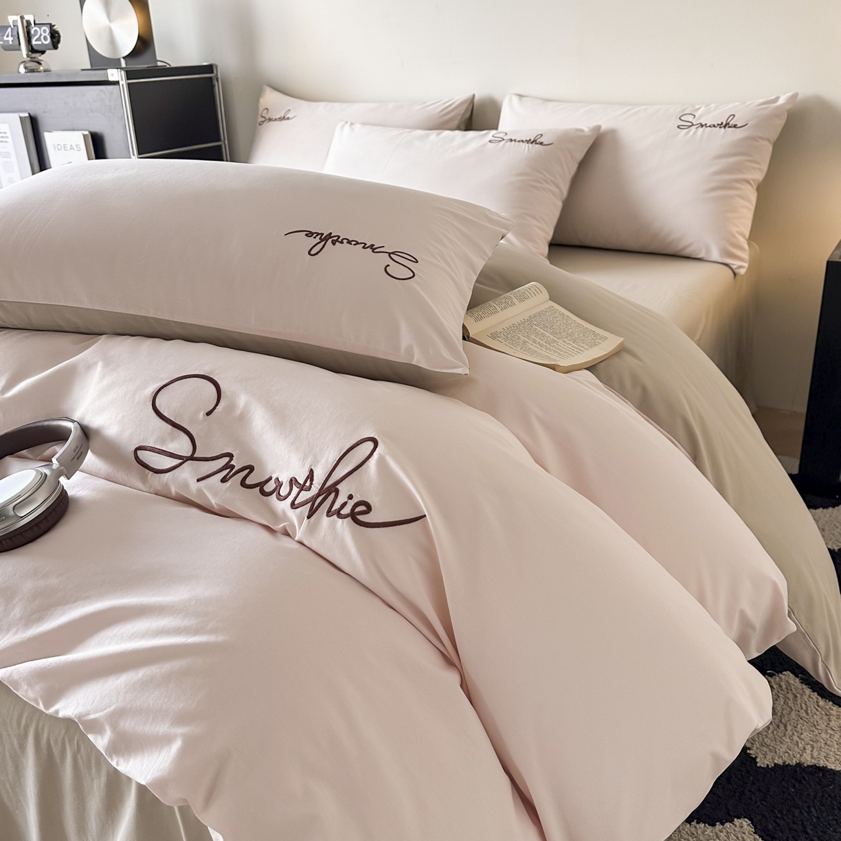 91家纺网 家纺一手货源 找家纺 ab家纺 2026新款刺绣双拼40支全棉水洗四件套 微粉卡其