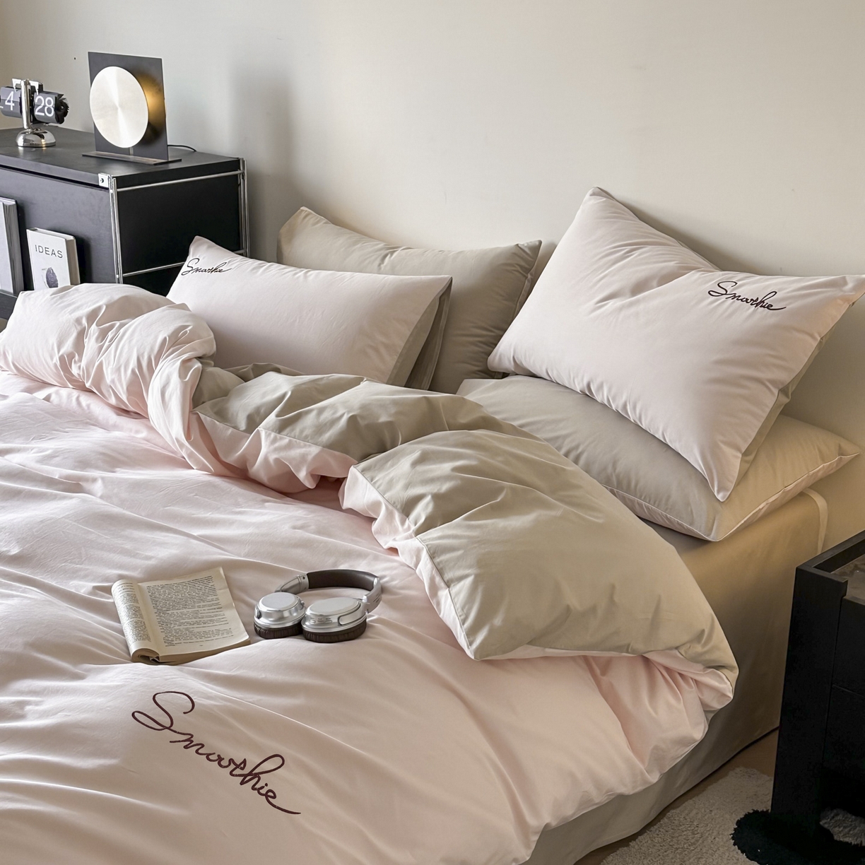 91家纺网 家纺一手货源 找家纺 ab家纺 2026新款刺绣双拼40支全棉水洗四件套 微粉卡其