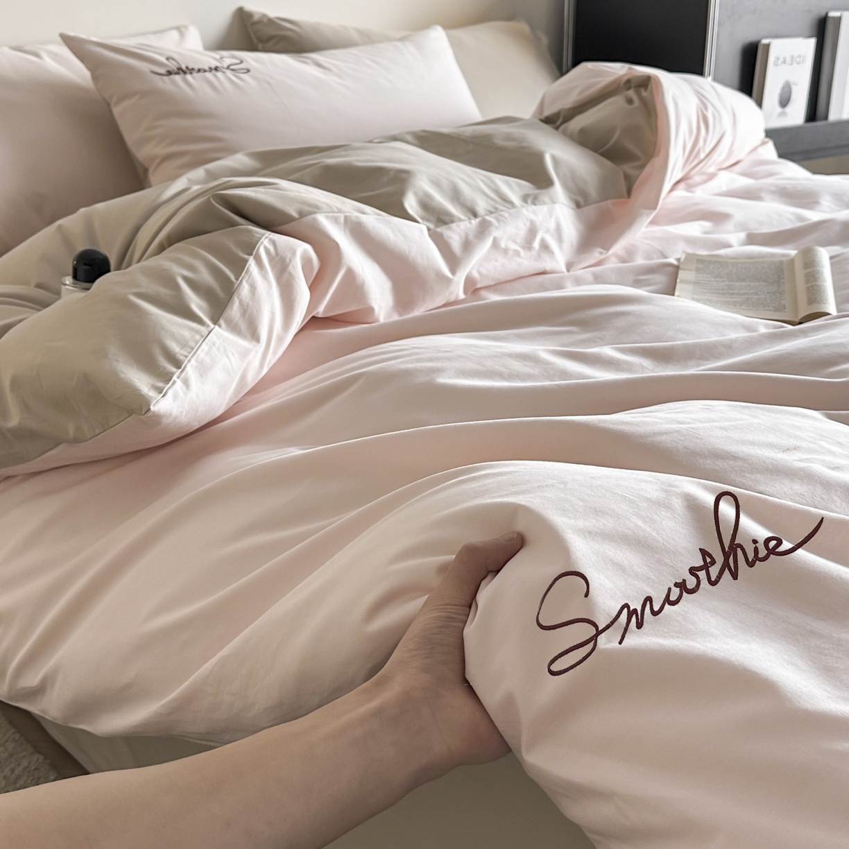 91家纺网 家纺一手货源 找家纺 ab家纺 2026新款刺绣双拼40支全棉水洗四件套 微粉卡其