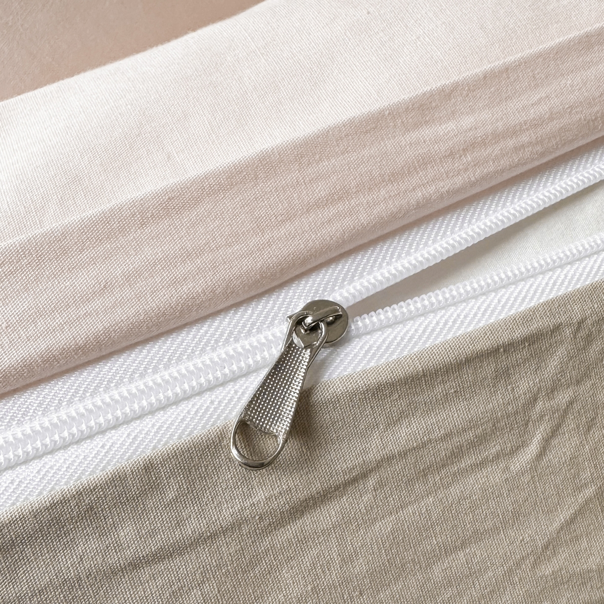 91家纺网 家纺一手货源 找家纺 ab家纺 2026新款刺绣双拼40支全棉水洗四件套 微粉卡其