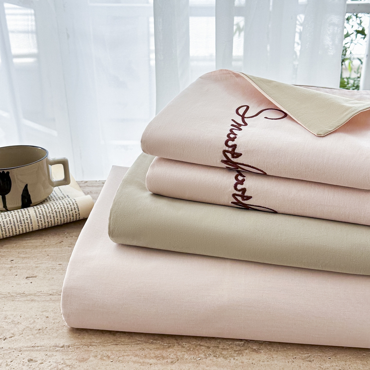 91家纺网 家纺一手货源 找家纺 ab家纺 2026新款刺绣双拼40支全棉水洗四件套 微粉卡其