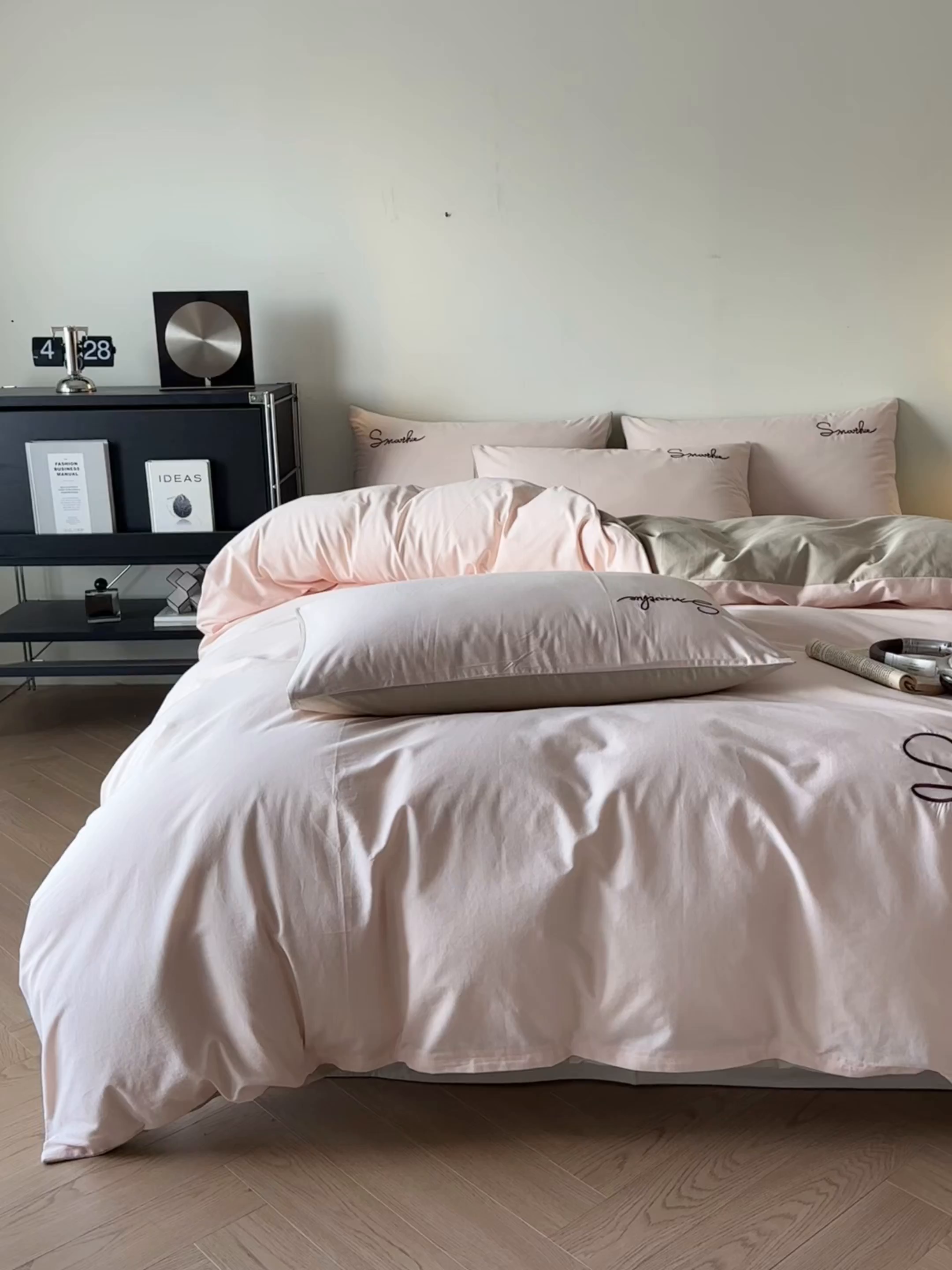 91家纺网 家纺一手货源 找家纺 ab家纺 2026新款刺绣双拼40支全棉水洗四件套 微粉卡其