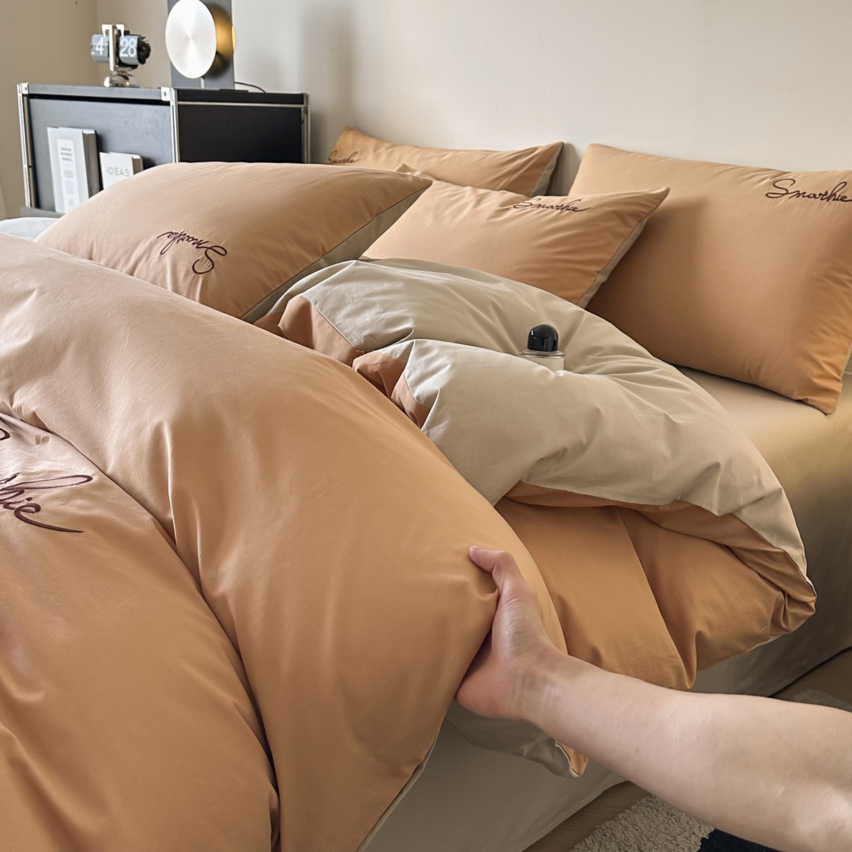 91家纺网 家纺一手货源 找家纺 ab家纺 2026新款刺绣双拼40支全棉水洗四件套 西柚卡其