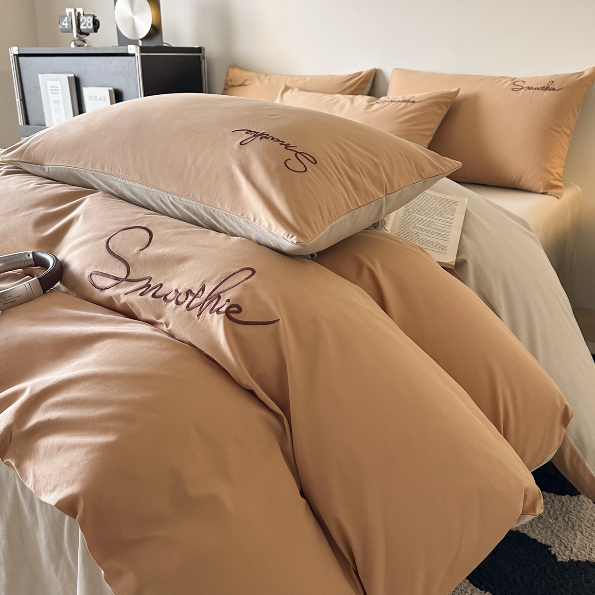 91家纺网 家纺一手货源 找家纺 ab家纺 2026新款刺绣双拼40支全棉水洗四件套 西柚卡其