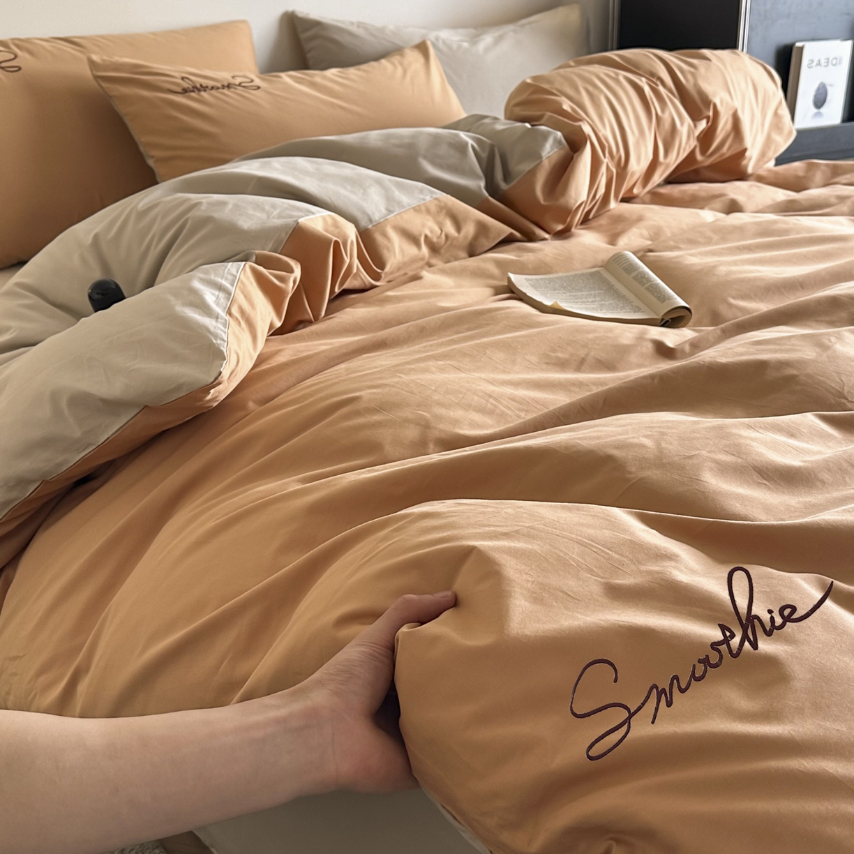 91家纺网 家纺一手货源 找家纺 ab家纺 2026新款刺绣双拼40支全棉水洗四件套 西柚卡其