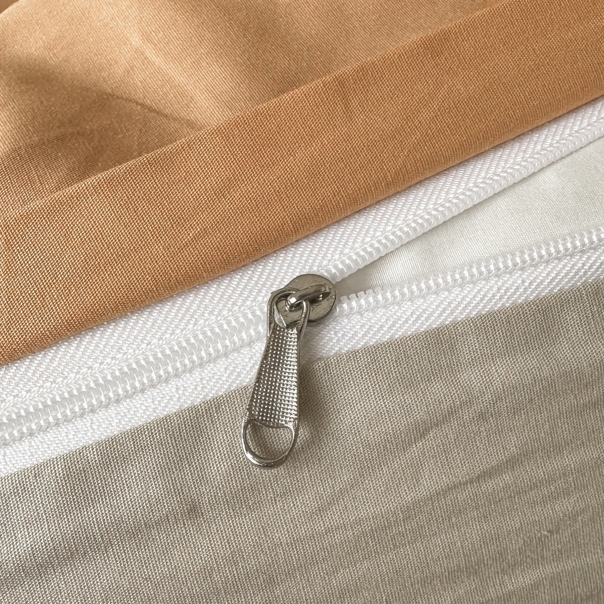 91家纺网 家纺一手货源 找家纺 ab家纺 2026新款刺绣双拼40支全棉水洗四件套 西柚卡其