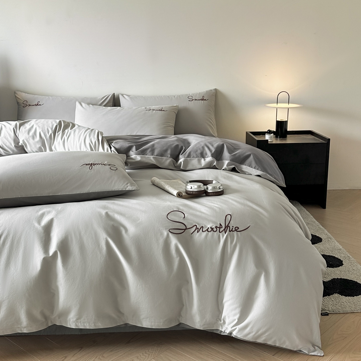 91家纺网 家纺一手货源 找家纺 ab家纺 2026新款刺绣双拼40支全棉水洗四件套 烟灰深灰