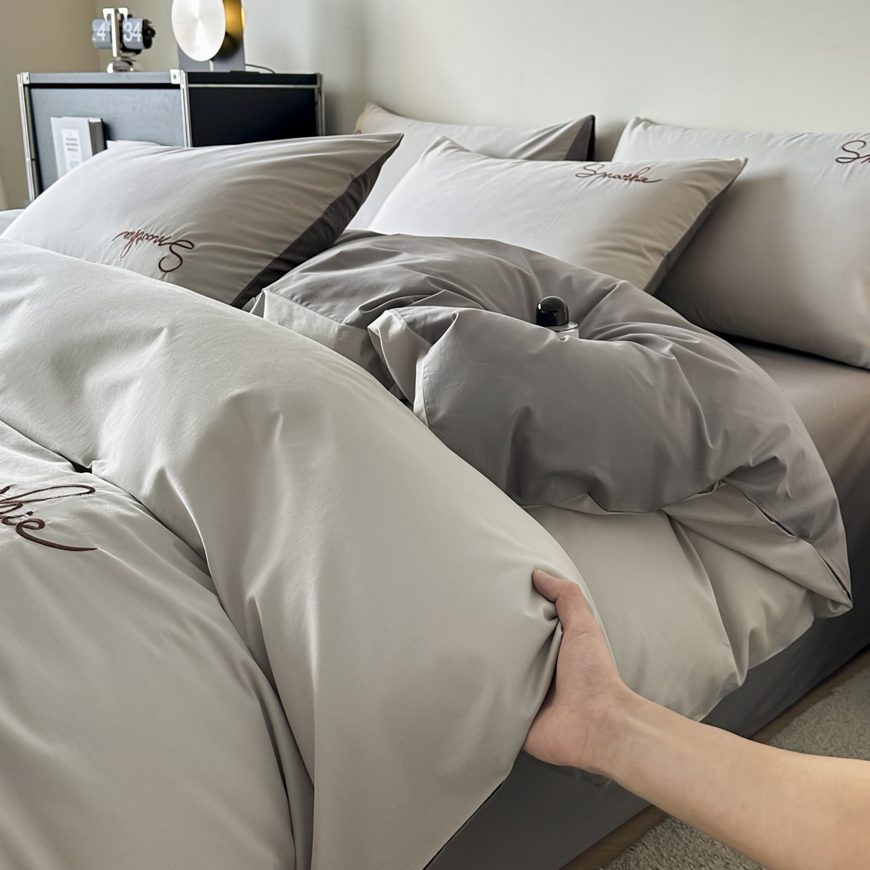 91家纺网 家纺一手货源 找家纺 ab家纺 2026新款刺绣双拼40支全棉水洗四件套 烟灰深灰