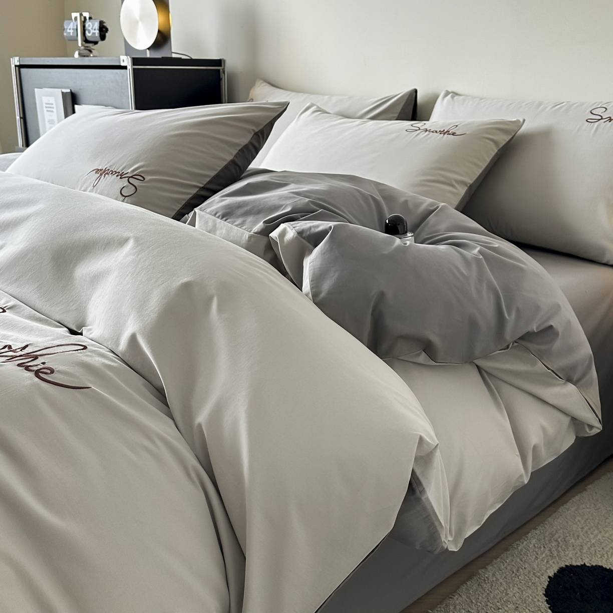 91家纺网 家纺一手货源 找家纺 ab家纺 2026新款刺绣双拼40支全棉水洗四件套 烟灰深灰