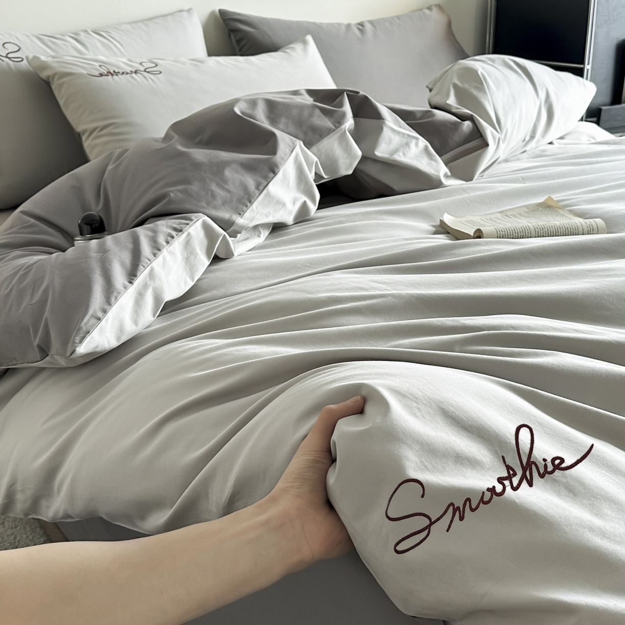 91家纺网 家纺一手货源 找家纺 ab家纺 2026新款刺绣双拼40支全棉水洗四件套 烟灰深灰