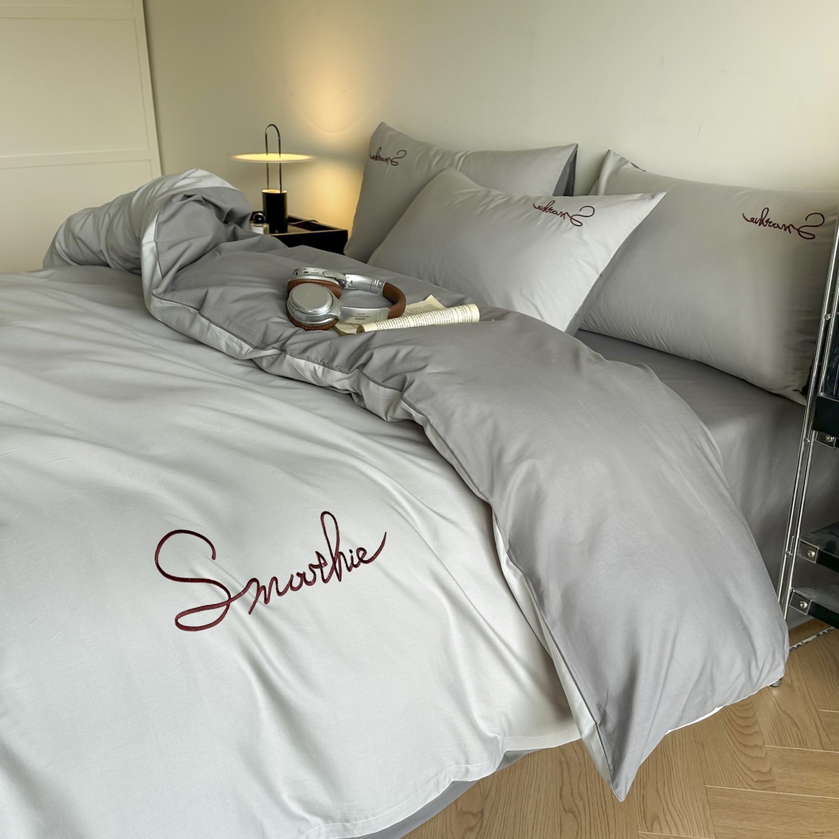 91家纺网 家纺一手货源 找家纺 ab家纺 2026新款刺绣双拼40支全棉水洗四件套 烟灰深灰