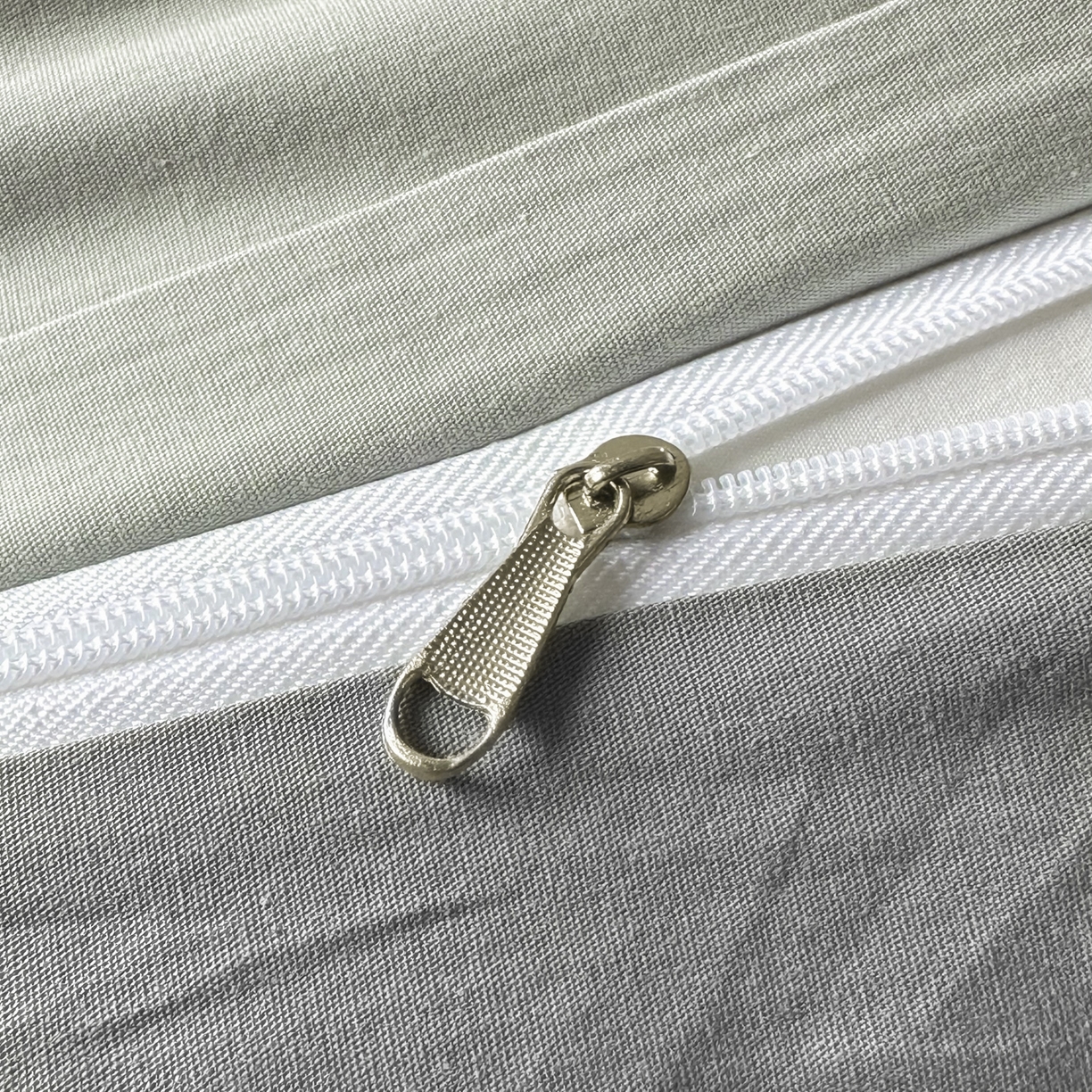 91家纺网 家纺一手货源 找家纺 ab家纺 2026新款刺绣双拼40支全棉水洗四件套 烟灰深灰