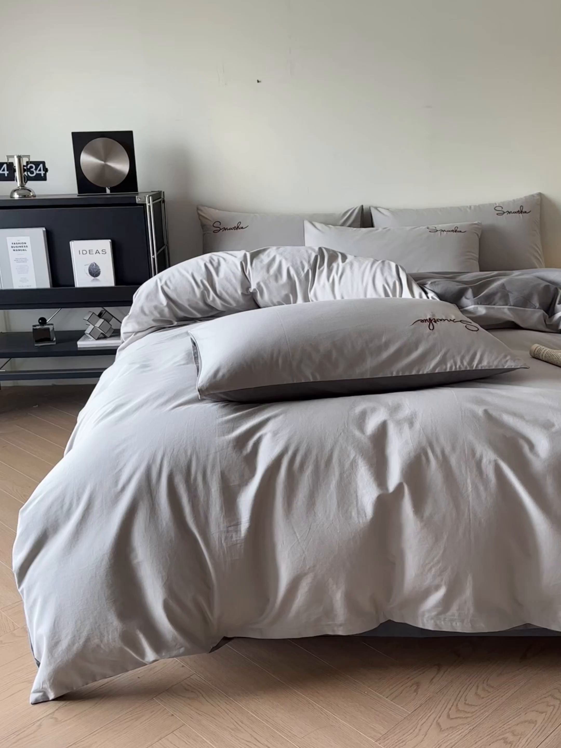 91家纺网 家纺一手货源 找家纺 ab家纺 2026新款刺绣双拼40支全棉水洗四件套 烟灰深灰