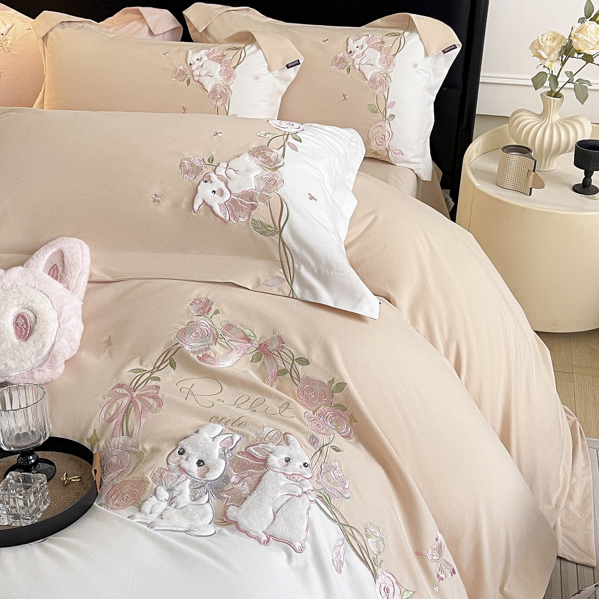 91家纺网 家纺一手货源 找家纺 爱妮菲家纺 2026爆款新品少女心A类100支长绒棉纯棉四件套全棉刺绣兔子被套床单床笠公主风 月汐兔-柔杏