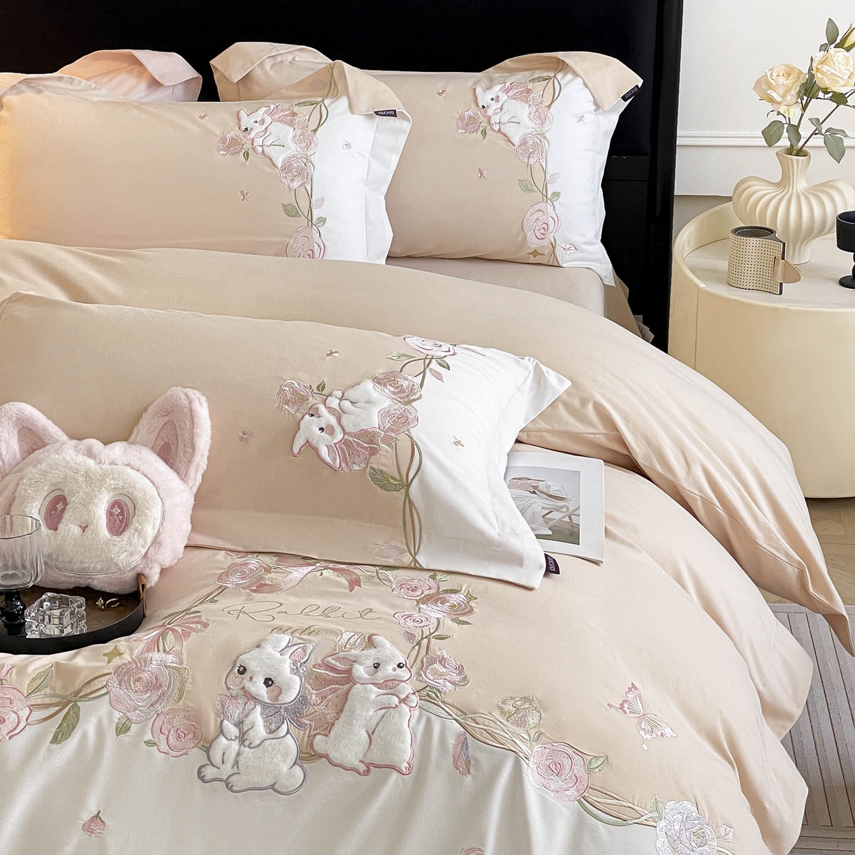 91家纺网 家纺一手货源 找家纺 爱妮菲家纺 2026爆款新品少女心A类100支长绒棉纯棉四件套全棉刺绣兔子被套床单床笠公主风 月汐兔-柔杏