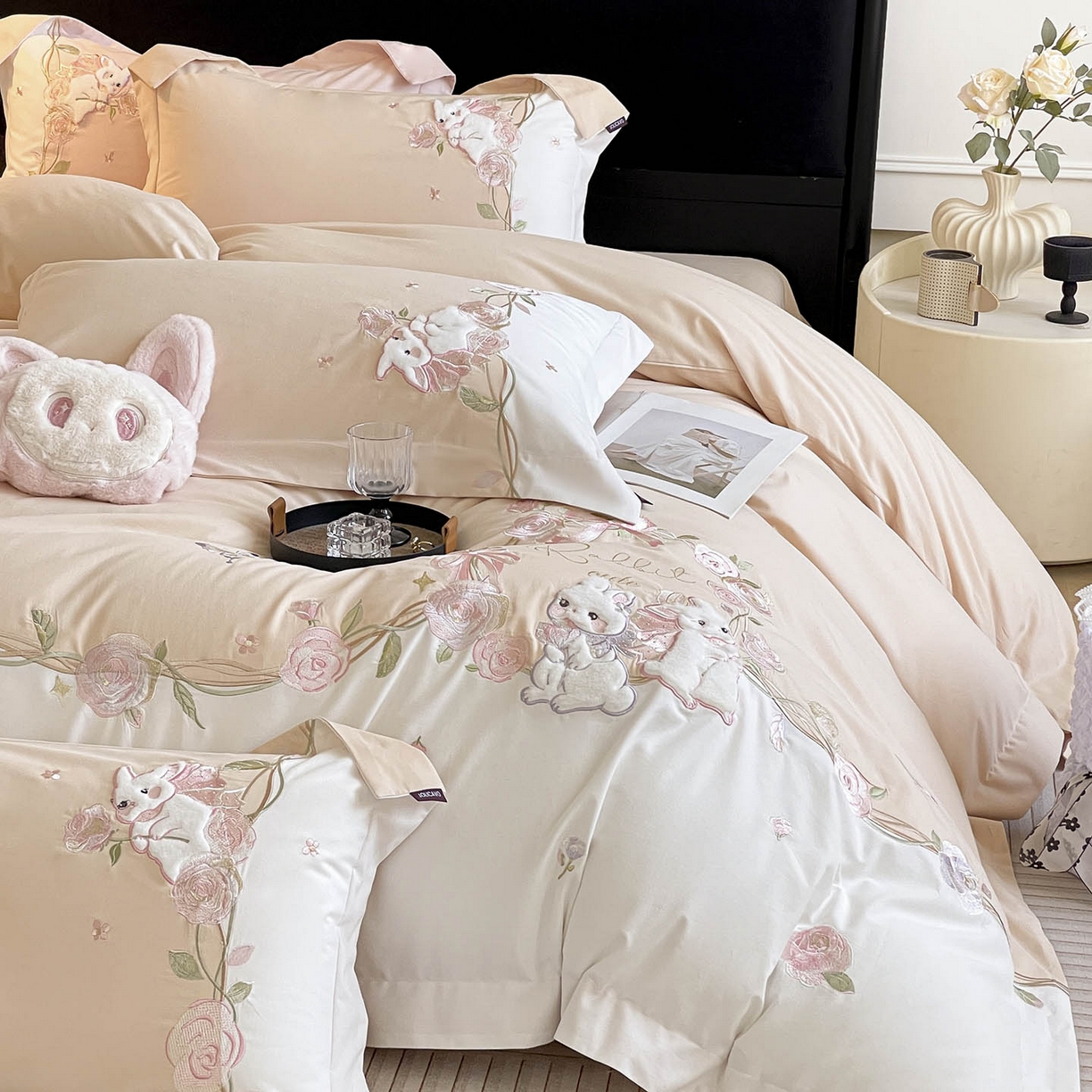 91家纺网 家纺一手货源 找家纺 爱妮菲家纺 2026爆款新品少女心A类100支长绒棉纯棉四件套全棉刺绣兔子被套床单床笠公主风 月汐兔-柔杏