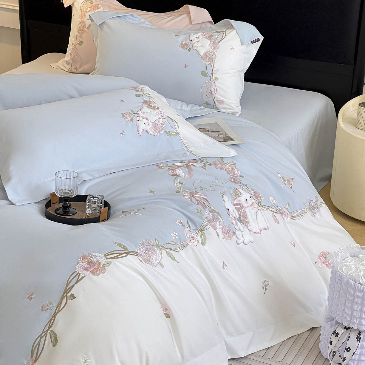 91家纺网 家纺一手货源 找家纺 爱妮菲家纺 2026爆款新品少女心A类100支长绒棉纯棉四件套全棉刺绣兔子被套床单床笠公主风 月汐兔-慕蓝