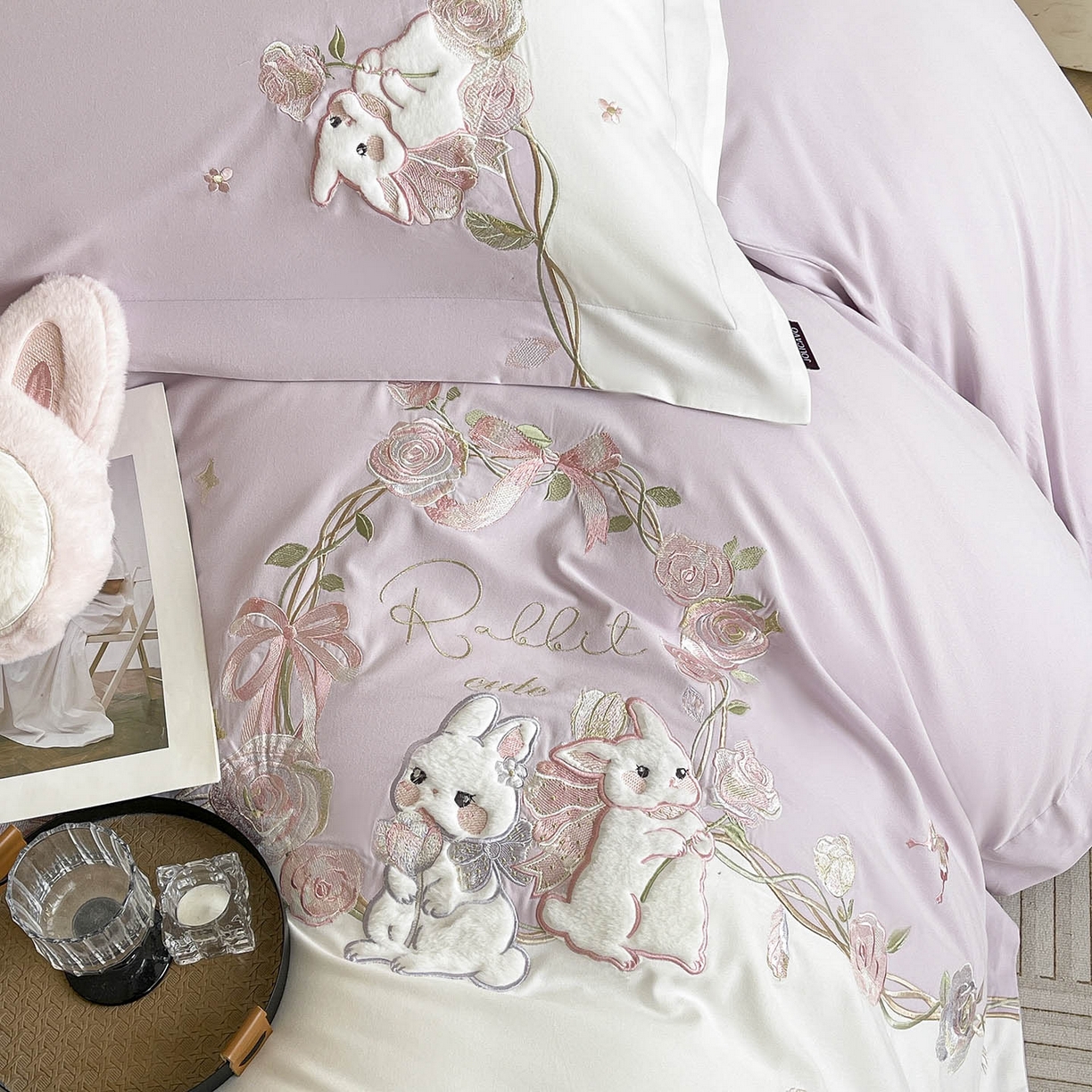 91家纺网 家纺一手货源 找家纺 爱妮菲家纺 2026爆款新品少女心A类100支长绒棉纯棉四件套全棉刺绣兔子被套床单床笠公主风 月汐兔-黛紫