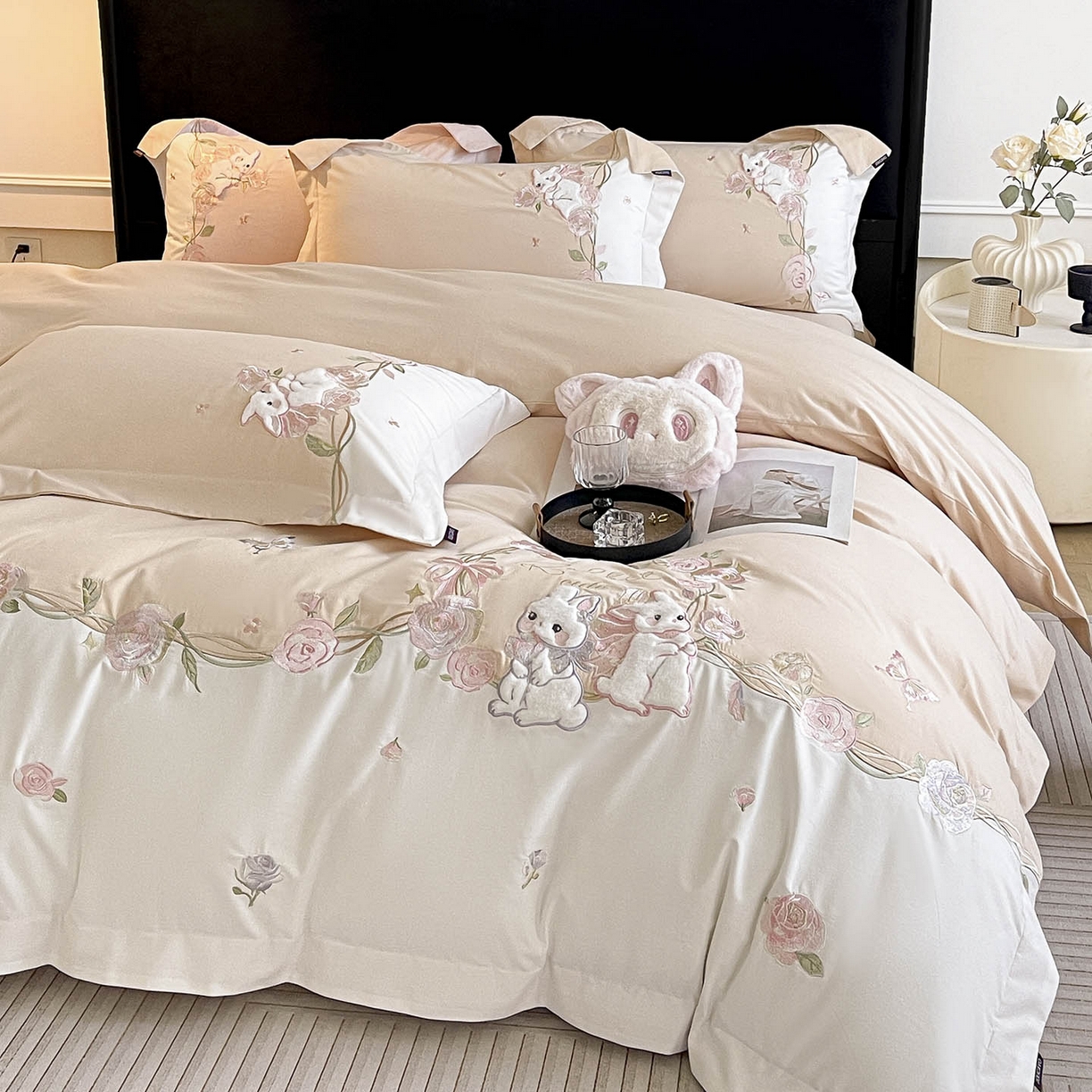 91家纺网 家纺一手货源 找家纺 爱妮菲家纺 2026爆款新品少女心A类100支长绒棉纯棉四件套全棉刺绣兔子被套床单床笠公主风 月汐兔-柔杏
