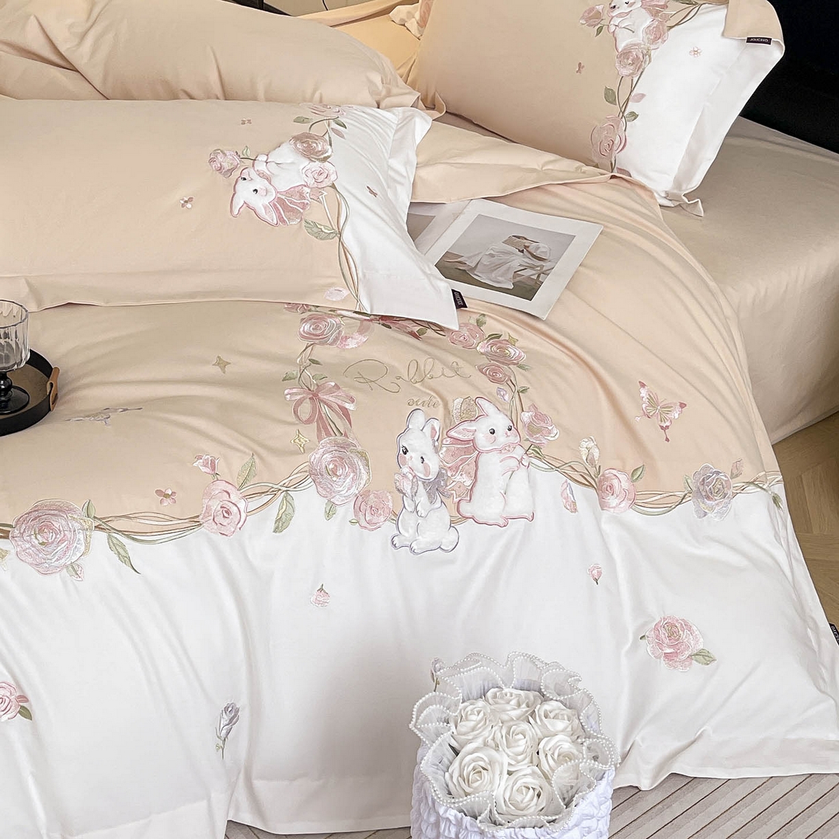 91家纺网 家纺一手货源 找家纺 爱妮菲家纺 2026爆款新品少女心A类100支长绒棉纯棉四件套全棉刺绣兔子被套床单床笠公主风 月汐兔-柔杏