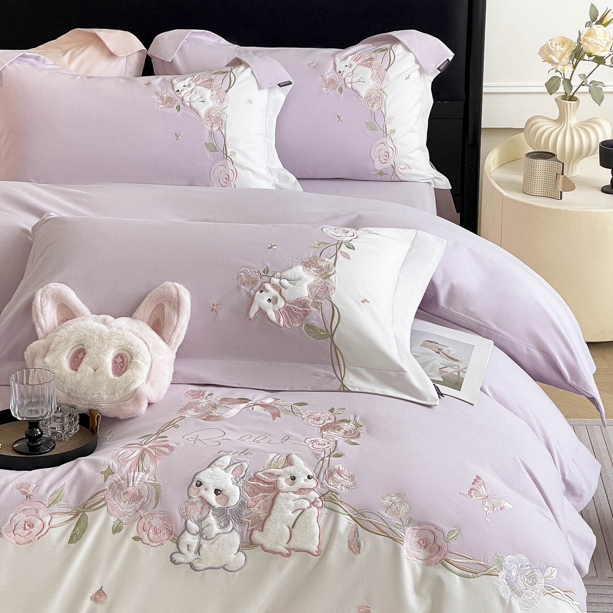 91家纺网 家纺一手货源 找家纺 爱妮菲家纺 2026爆款新品少女心A类100支长绒棉纯棉四件套全棉刺绣兔子被套床单床笠公主风 月汐兔-黛紫