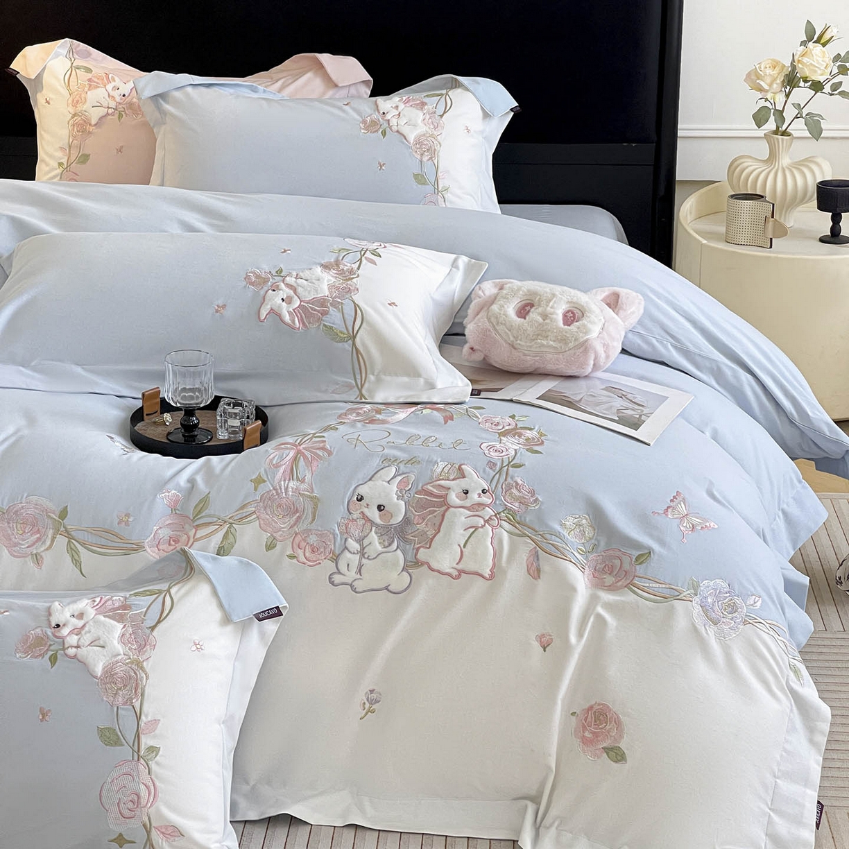 91家纺网 家纺一手货源 找家纺 爱妮菲家纺 2026爆款新品少女心A类100支长绒棉纯棉四件套全棉刺绣兔子被套床单床笠公主风 月汐兔-慕蓝