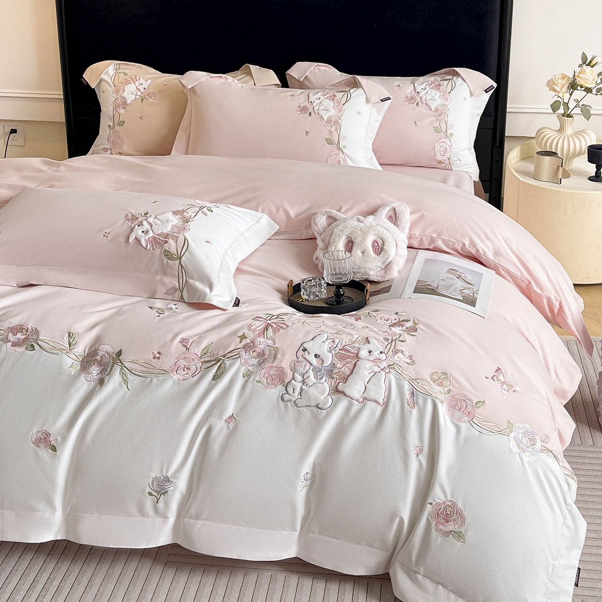 91家纺网 家纺一手货源 找家纺 爱妮菲家纺 2026爆款新品少女心A类100支长绒棉纯棉四件套全棉刺绣兔子被套床单床笠公主风 月汐兔-颜粉