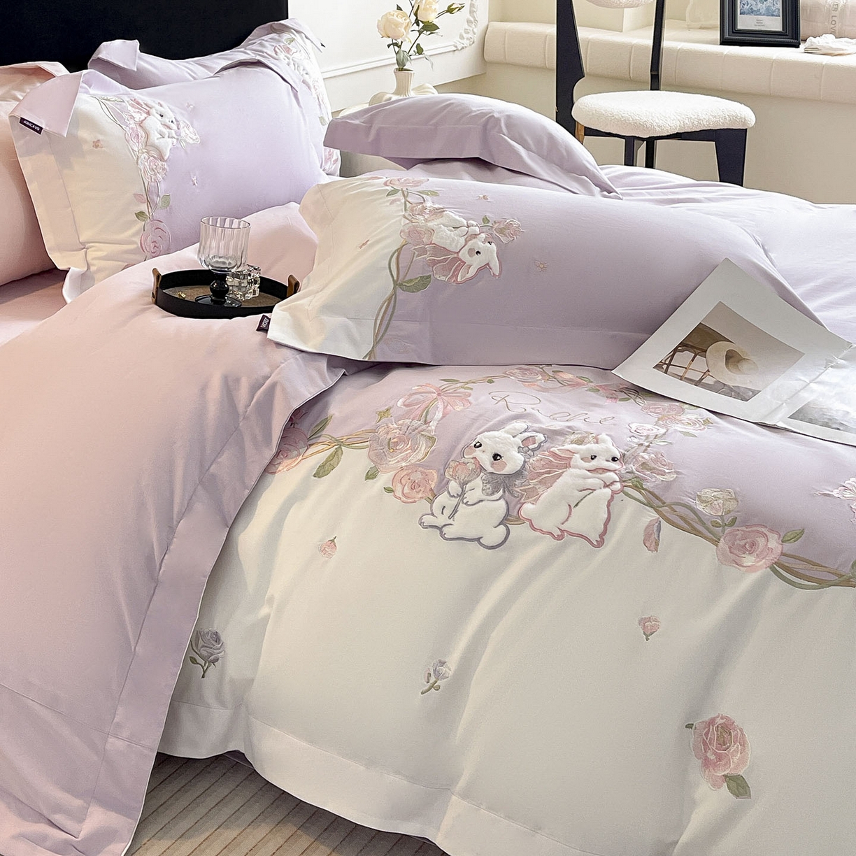 91家纺网 家纺一手货源 找家纺 爱妮菲家纺 2026爆款新品少女心A类100支长绒棉纯棉四件套全棉刺绣兔子被套床单床笠公主风 月汐兔-黛紫