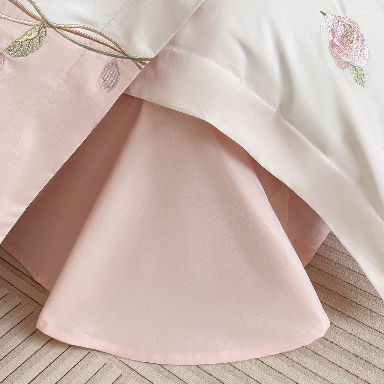 91家纺网 家纺一手货源 找家纺 爱妮菲家纺 2026爆款新品少女心A类100支长绒棉纯棉四件套全棉刺绣兔子被套床单床笠公主风 月汐兔-颜粉