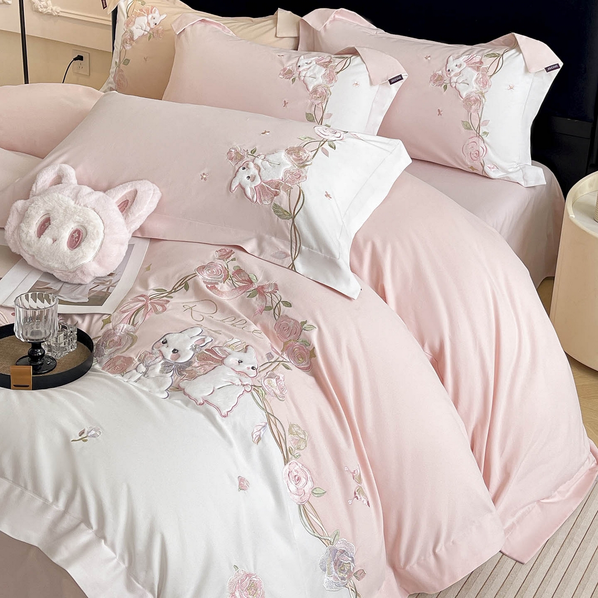91家纺网 家纺一手货源 找家纺 爱妮菲家纺 2026爆款新品少女心A类100支长绒棉纯棉四件套全棉刺绣兔子被套床单床笠公主风 月汐兔-颜粉