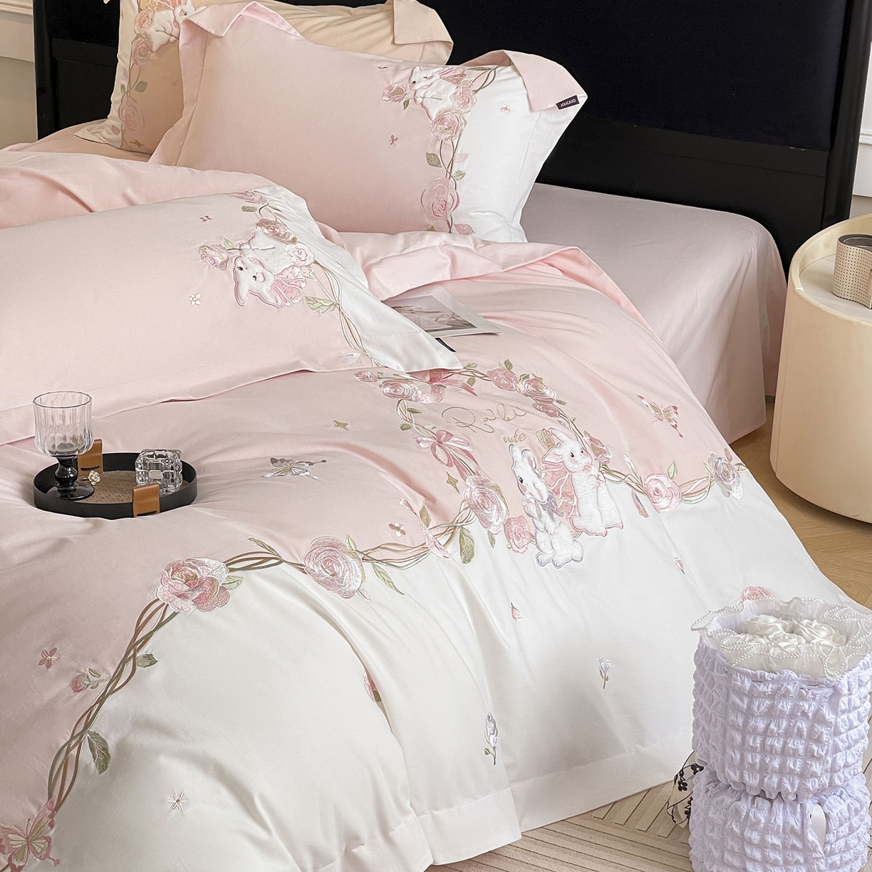 91家纺网 家纺一手货源 找家纺 爱妮菲家纺 2026爆款新品少女心A类100支长绒棉纯棉四件套全棉刺绣兔子被套床单床笠公主风 月汐兔-颜粉