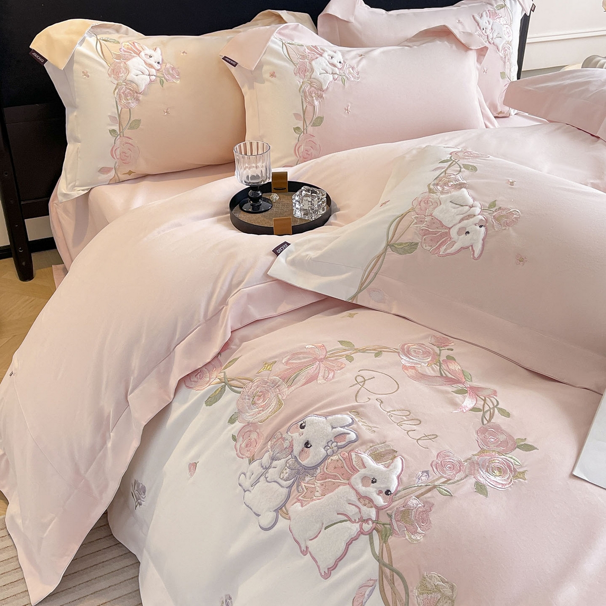 91家纺网 家纺一手货源 找家纺 爱妮菲家纺 2026爆款新品少女心A类100支长绒棉纯棉四件套全棉刺绣兔子被套床单床笠公主风 月汐兔-颜粉