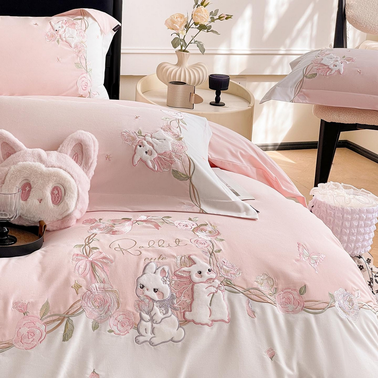 91家纺网 家纺一手货源 找家纺 爱妮菲家纺 2026爆款新品少女心A类100支长绒棉纯棉四件套全棉刺绣兔子被套床单床笠公主风 月汐兔-颜粉