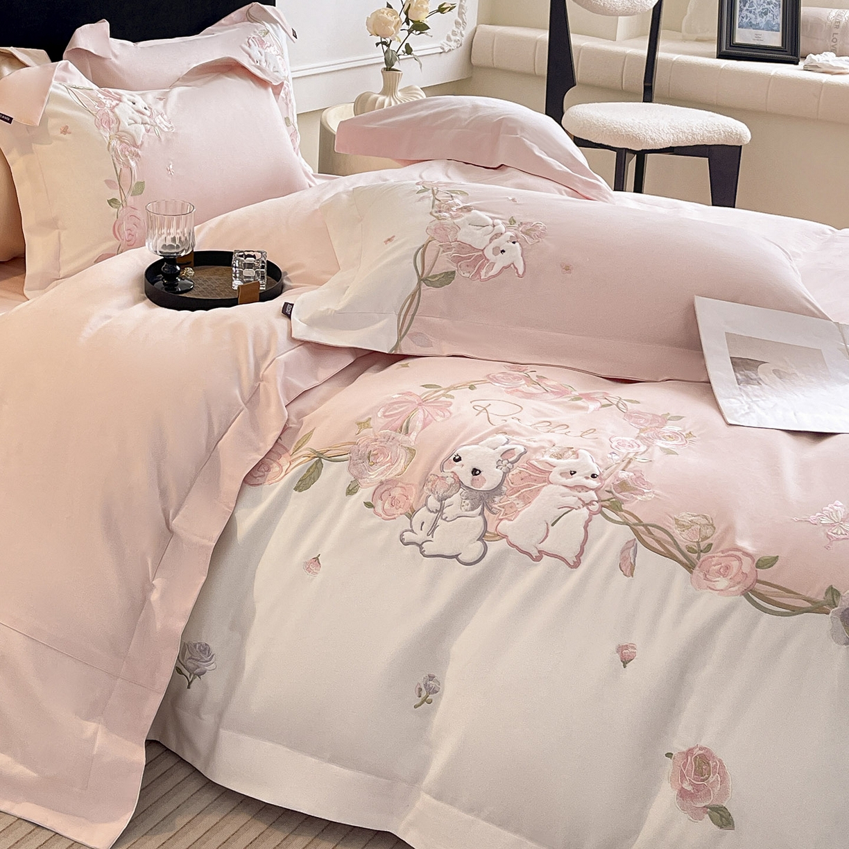 91家纺网 家纺一手货源 找家纺 爱妮菲家纺 2026爆款新品少女心A类100支长绒棉纯棉四件套全棉刺绣兔子被套床单床笠公主风 月汐兔-颜粉