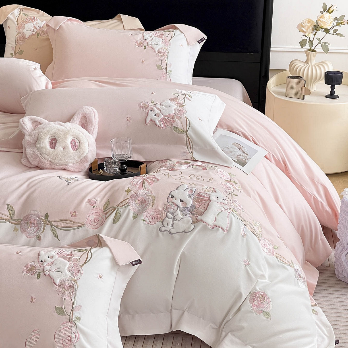 91家纺网 家纺一手货源 找家纺 乔利卡沃 2026爆款新品少女心A类100支长绒棉纯棉四件套全棉刺绣兔子被套床单床笠公主风 月汐兔-颜粉