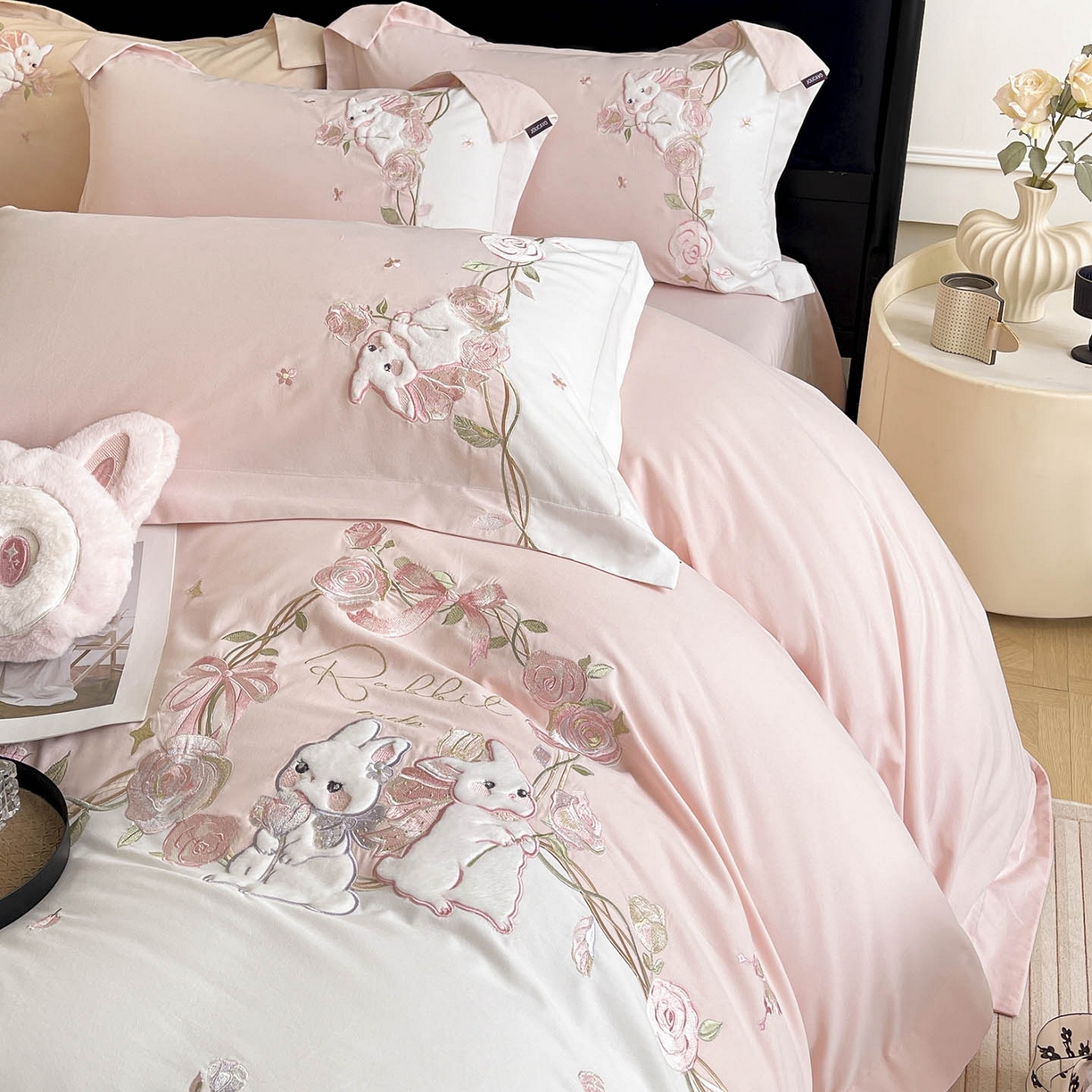 91家纺网 家纺一手货源 找家纺 乔利卡沃 2026爆款新品少女心A类100支长绒棉纯棉四件套全棉刺绣兔子被套床单床笠公主风 月汐兔-颜粉
