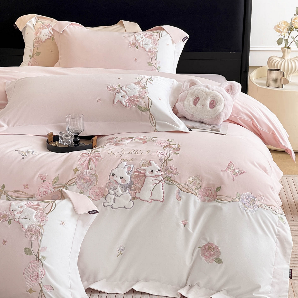 91家纺网 家纺一手货源 找家纺 乔利卡沃 2026爆款新品少女心A类100支长绒棉纯棉四件套全棉刺绣兔子被套床单床笠公主风 月汐兔-颜粉