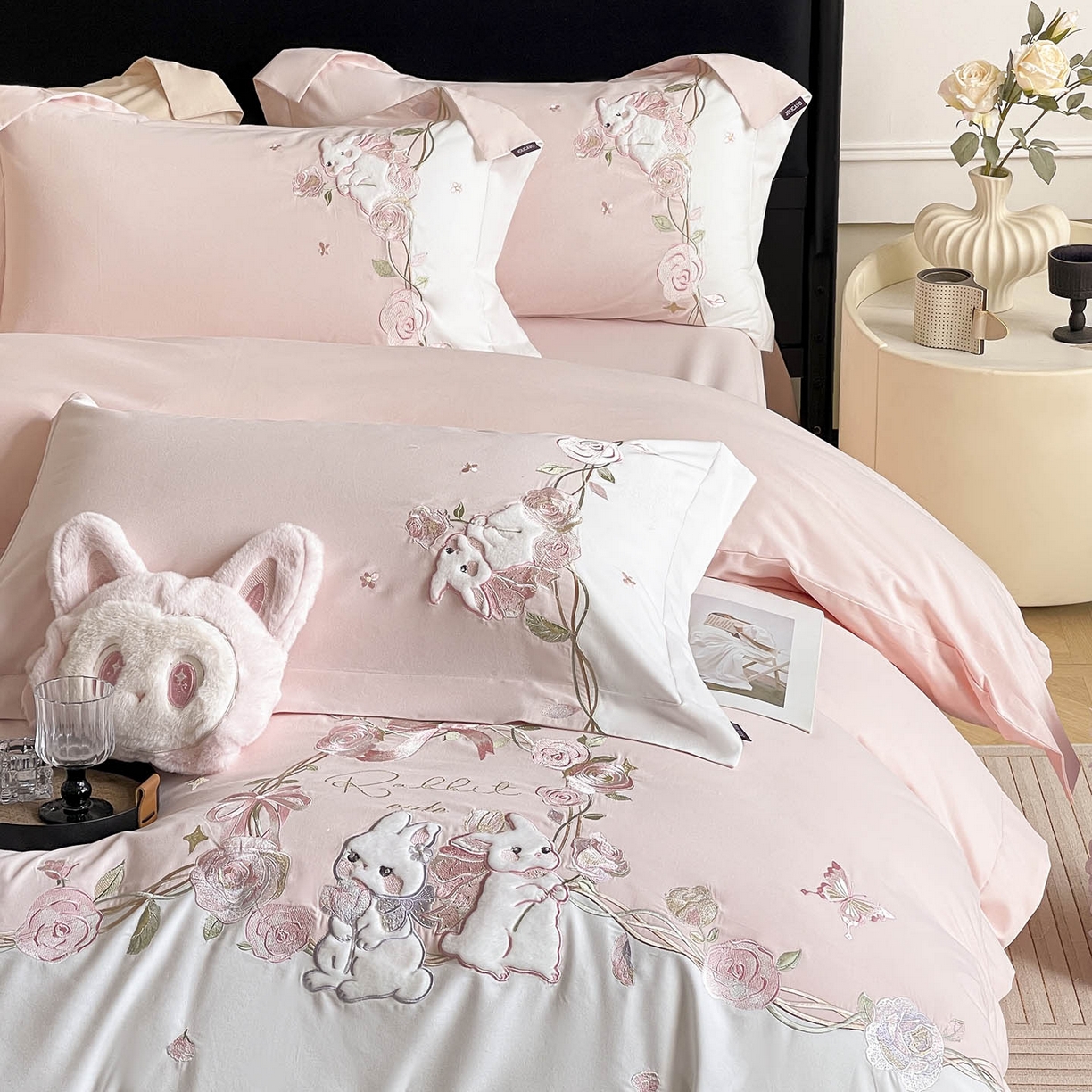 91家纺网 家纺一手货源 找家纺 乔利卡沃 2026爆款新品少女心A类100支长绒棉纯棉四件套全棉刺绣兔子被套床单床笠公主风 月汐兔-颜粉
