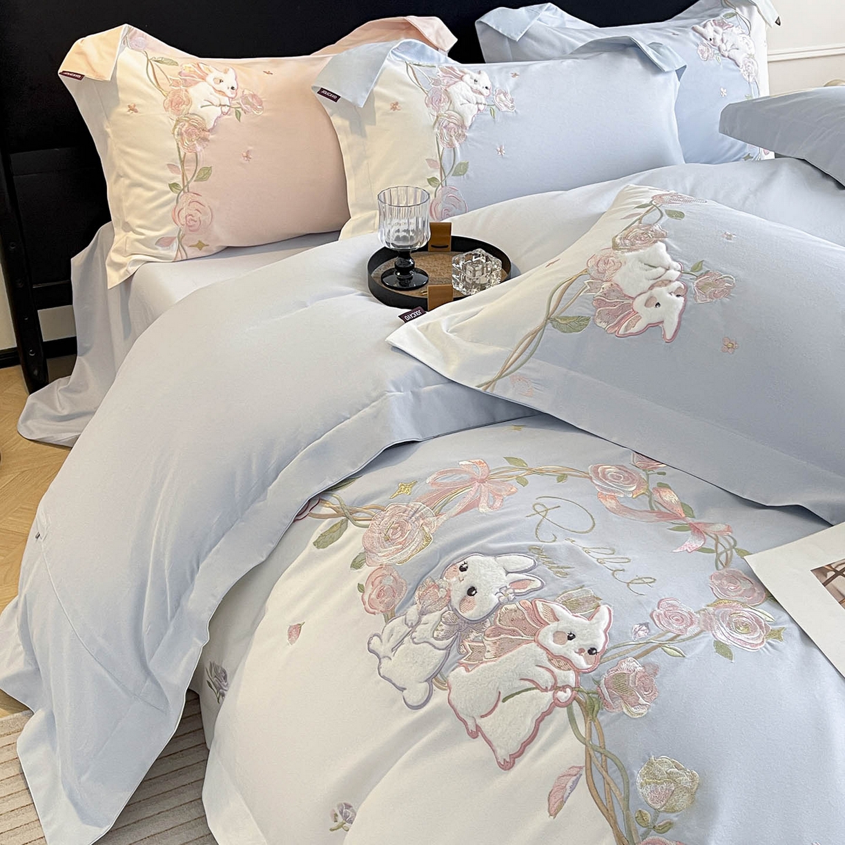 91家纺网 家纺一手货源 找家纺 乔利卡沃 2026爆款新品少女心A类100支长绒棉纯棉四件套全棉刺绣兔子被套床单床笠公主风 月汐兔-慕蓝