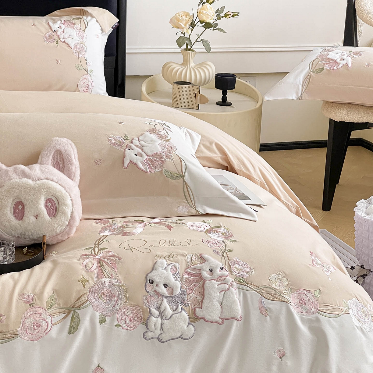 91家纺网 家纺一手货源 找家纺 乔利卡沃 2026爆款新品少女心A类100支长绒棉纯棉四件套全棉刺绣兔子被套床单床笠公主风 月汐兔-柔杏