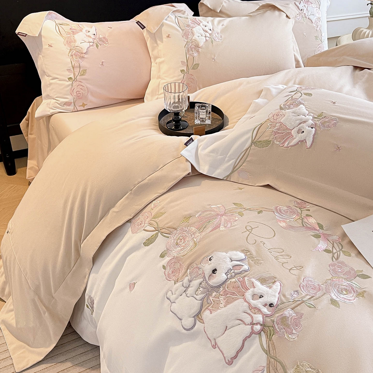 91家纺网 家纺一手货源 找家纺 乔利卡沃 2026爆款新品少女心A类100支长绒棉纯棉四件套全棉刺绣兔子被套床单床笠公主风 月汐兔-柔杏