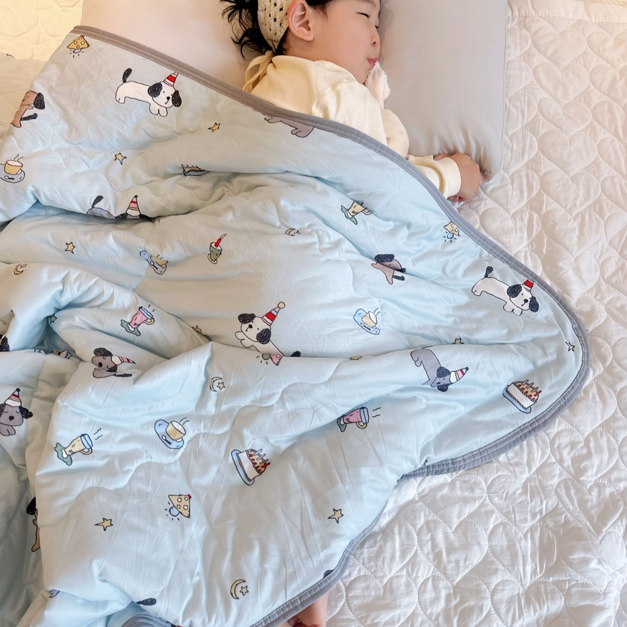 91家纺网 家纺一手货源 找家纺 兜米家居 2026春夏新款针织夏被夏凉被空调被 蛋糕腊肠狗