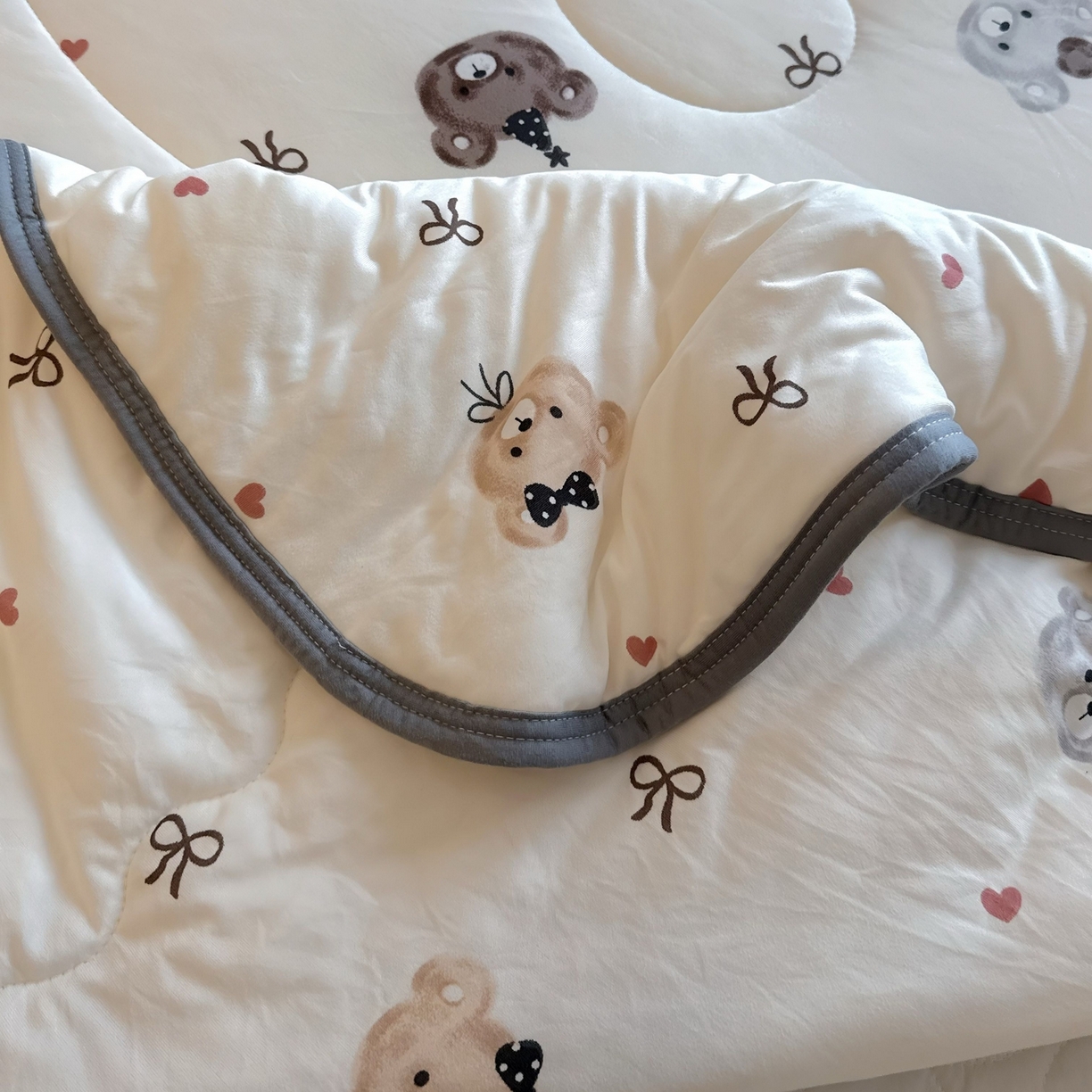 91家纺网 家纺一手货源 找家纺 兜米家居 2026春夏新款针织夏被夏凉被空调被 小熊宝宝