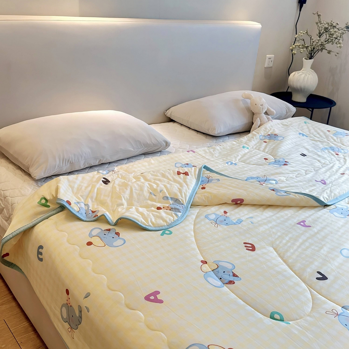 91家纺网 家纺一手货源 找家纺 兜米家居 2026春夏新款针织夏被夏凉被空调被 字母小象