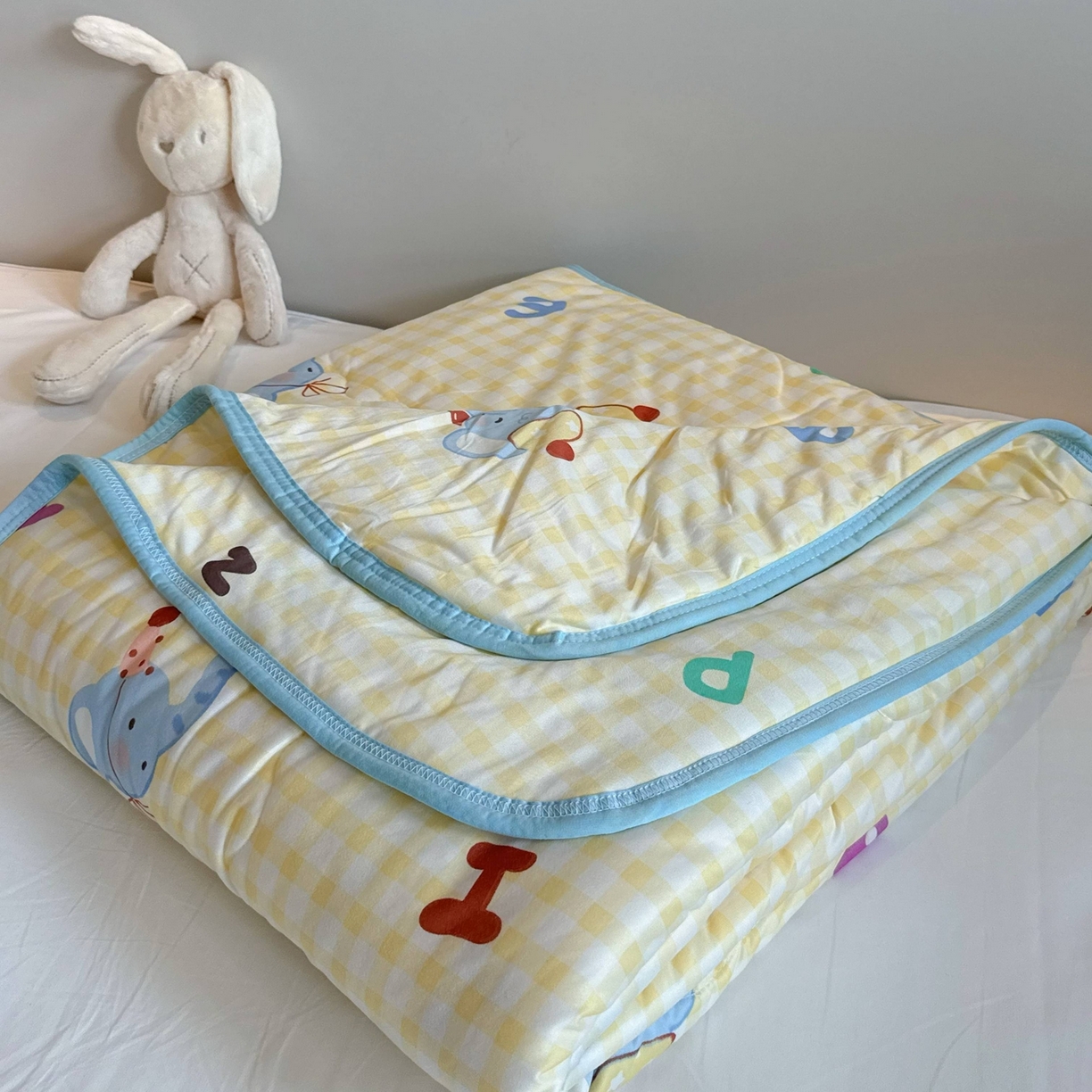 91家纺网 家纺一手货源 找家纺 兜米家居 2026春夏新款针织夏被夏凉被空调被 字母小象