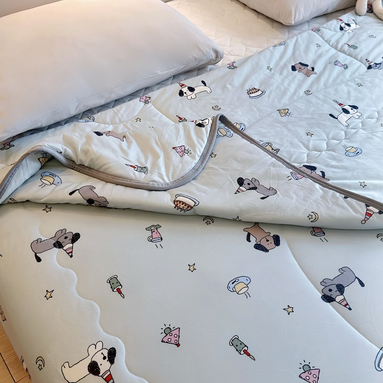 91家纺网 家纺一手货源 找家纺 兜米家居 2026春夏新款针织夏被夏凉被空调被 蛋糕腊肠狗