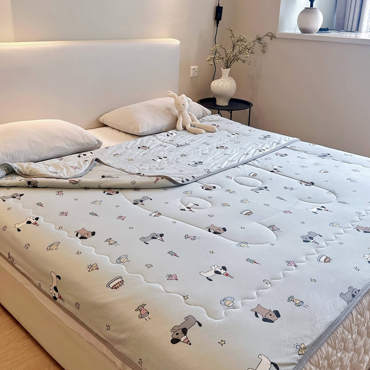 91家纺网 家纺一手货源 找家纺 兜米家居 2026春夏新款针织夏被夏凉被空调被 蛋糕腊肠狗