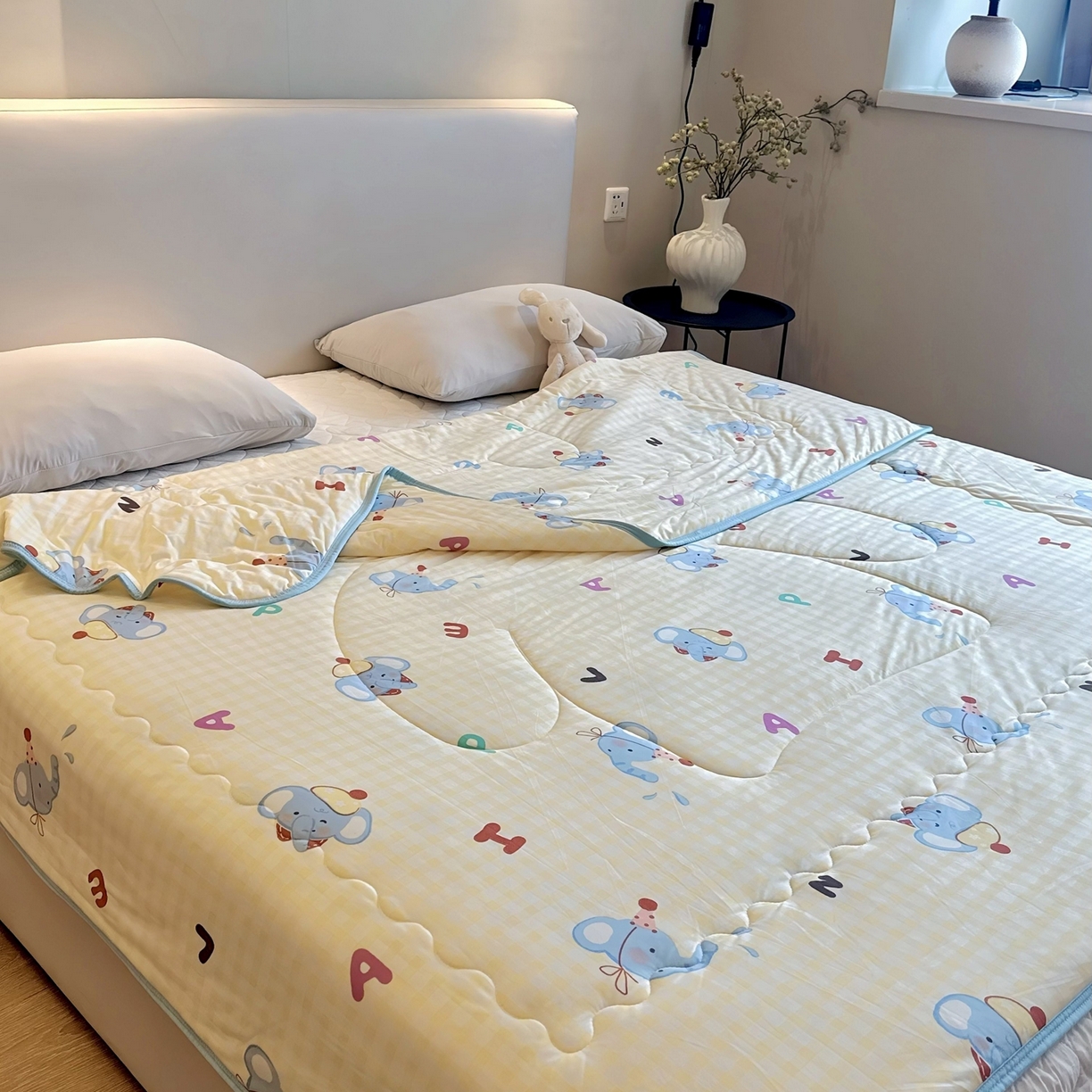 91家纺网 家纺一手货源 找家纺 兜米家居 2026春夏新款针织夏被夏凉被空调被 字母小象