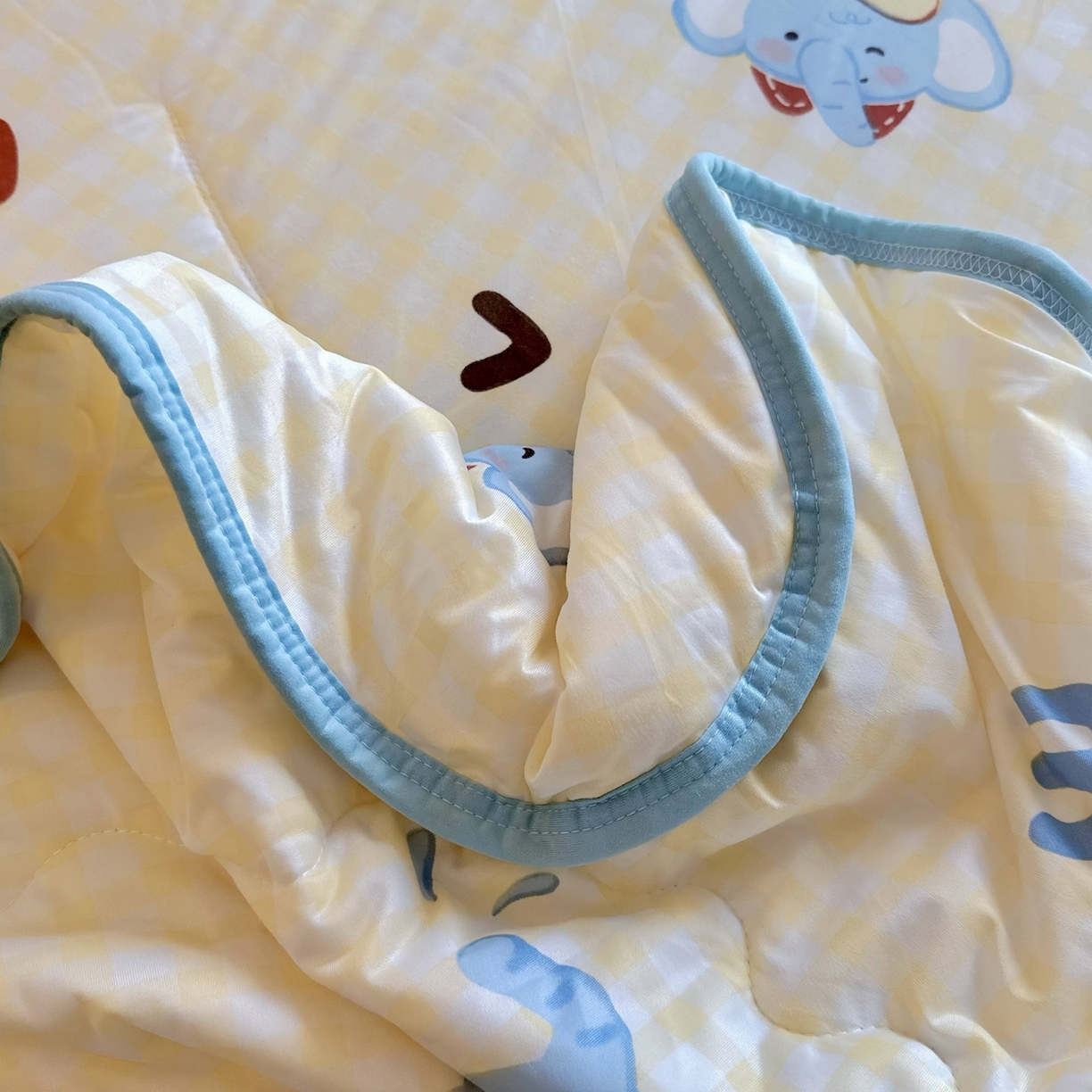 91家纺网 家纺一手货源 找家纺 兜米家居 2026春夏新款针织夏被夏凉被空调被 字母小象